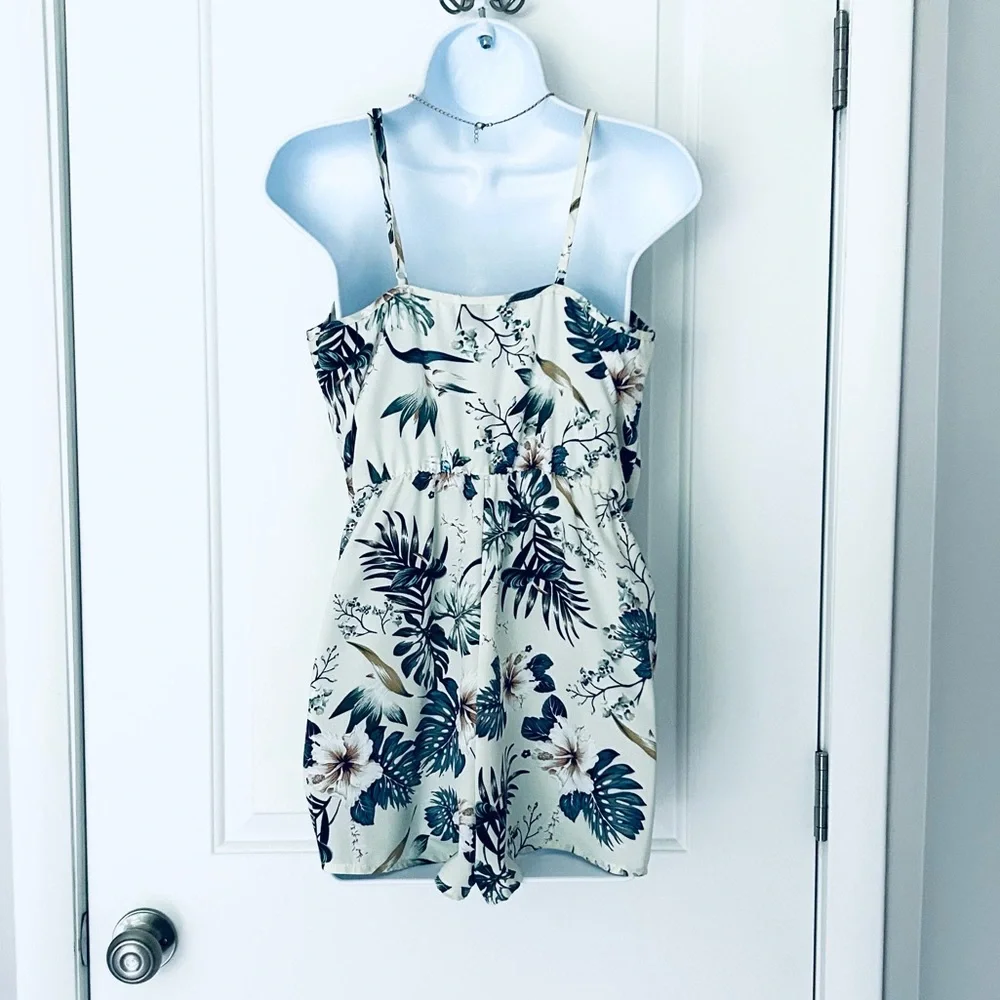 Floral print beige cami romper Size S EUC